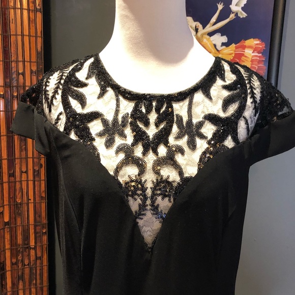 Adrianna Pappell elegant gown. - Picture 5 of 8